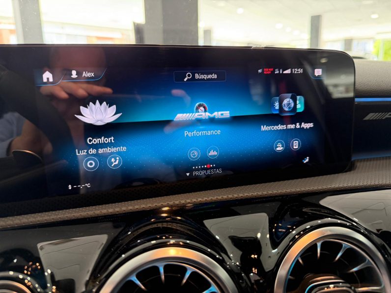 
								MERCEDES-BENZ Clase A MercedesAMG A 35 4MATIC completo									