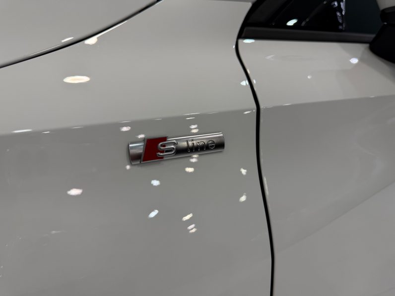 
								AUDI A3 Sedan S line 35 TFSI S tronic completo									