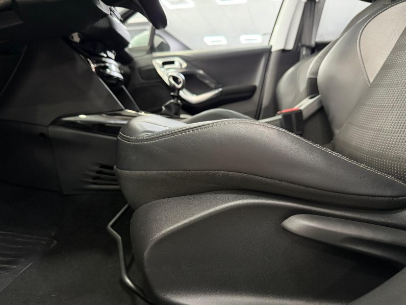 
								PEUGEOT 2008 Allure 1.2 PureTech 130 completo									