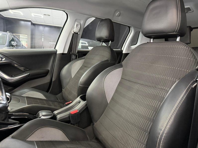 
								PEUGEOT 2008 Allure 1.2 PureTech 130 completo									