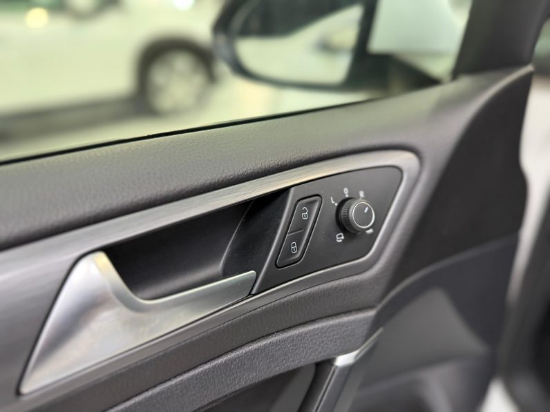 
								VOLKSWAGEN Golf Advance 2.0 TDI 150CV DSG Variant completo									