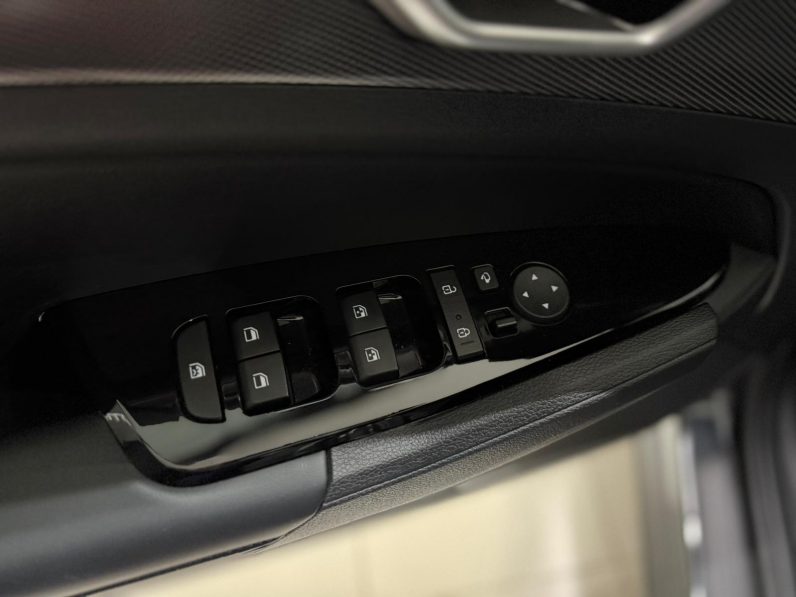 
								KIA Sportage 1.6 TGDi HEV Tech 4×2 completo									