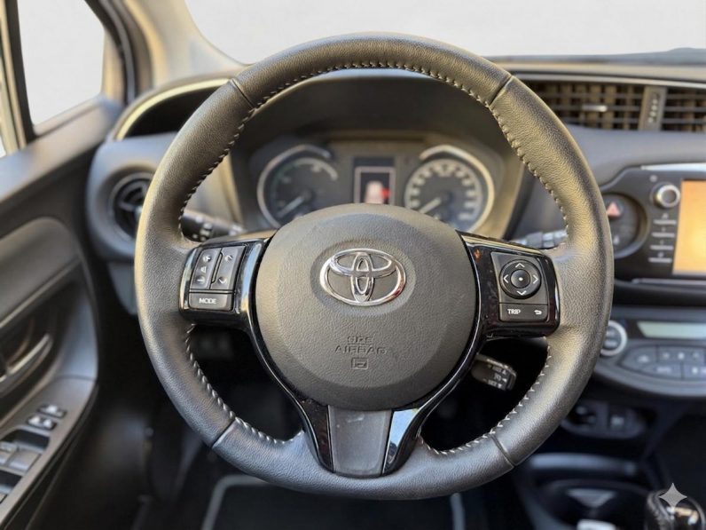 
								TOYOTA Yaris 1.5 Hybrid Active completo									