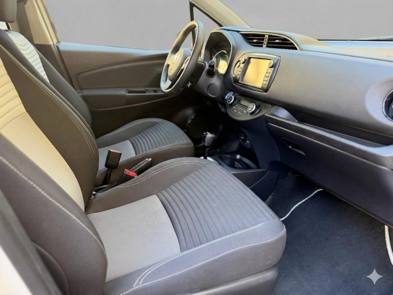 
								TOYOTA Yaris 1.5 Hybrid Active completo									