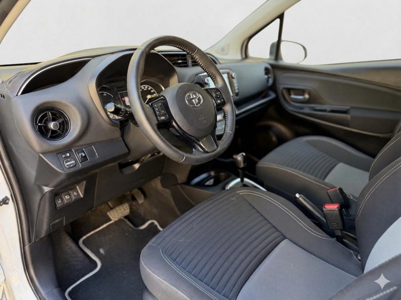 
								TOYOTA Yaris 1.5 Hybrid Active completo									