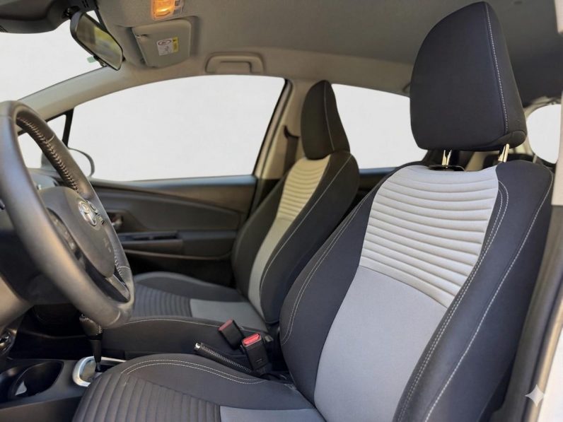 
								TOYOTA Yaris 1.5 Hybrid Active completo									