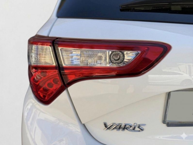 
								TOYOTA Yaris 1.5 Hybrid Active completo									
