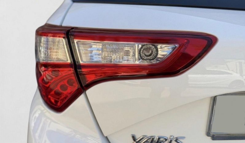 
								TOYOTA Yaris 1.5 Hybrid Active completo									
