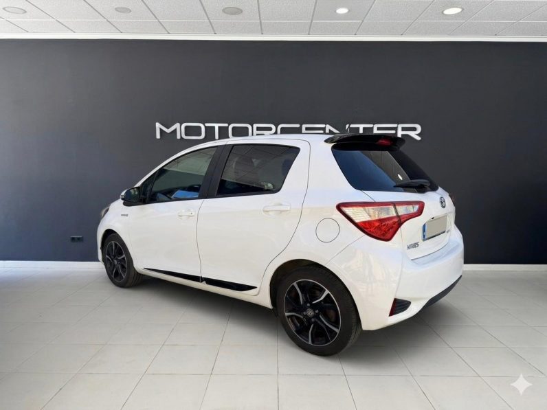 
								TOYOTA Yaris 1.5 Hybrid Active completo									
